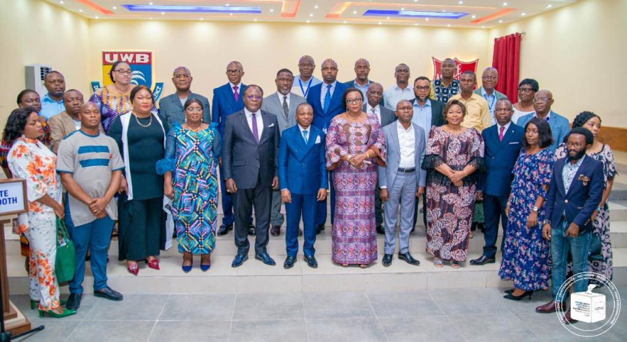 Un échantillon de membres de la CENI formés et le deuxième vice-président, Didi Manara, entourés d'autres cadres de la centrale électorale lors de la clôture de formation, lundi 07 novembre 2022