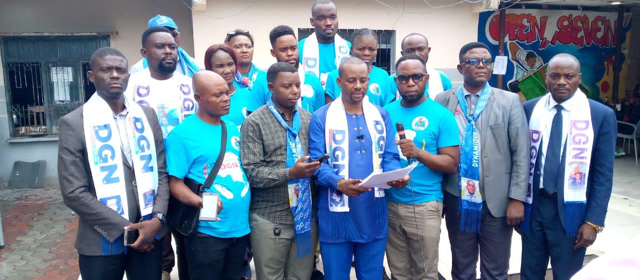 Ricky Nzuzi Loya, Communicateur et porte-parole de Dynamique Guylain Nyembo Asbl , entouré de quelques membres de la structure
