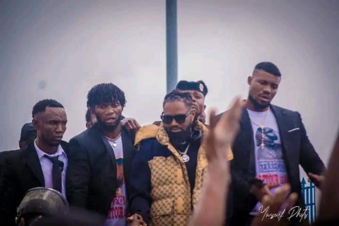 Ferré Gola escorté par la police et ses fans sur le boulevard du Lumumba.
