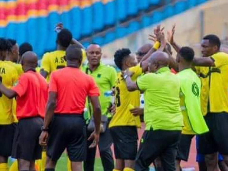Les joueurs de Vclub en pleine célébration d'un but, au stade des martyrs de Kinshasa.