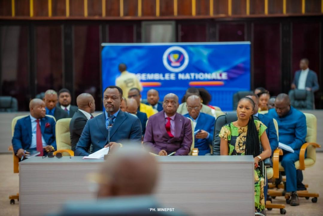 Le ministre de l'EPST Tony Mwaba entouré de son cabinet devant la commission des droits de l'homme de l'assemblée nationale