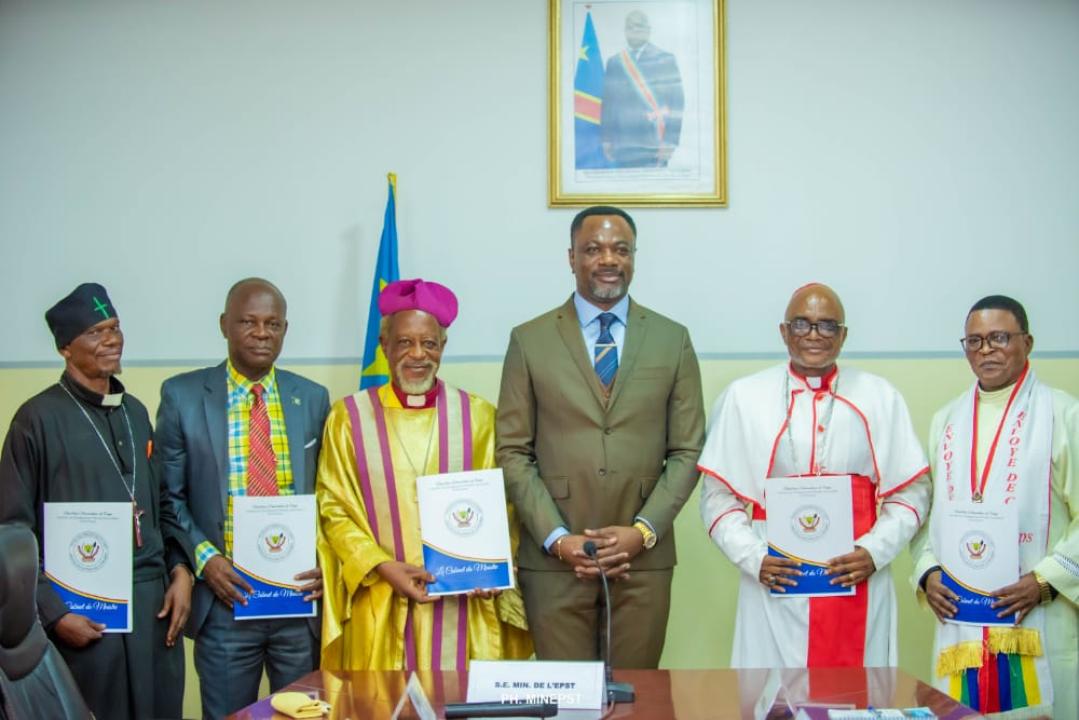 Le ministre de l'EPST le Professeur Tony Mwaba au milieu des Représentants des confessions religieuses