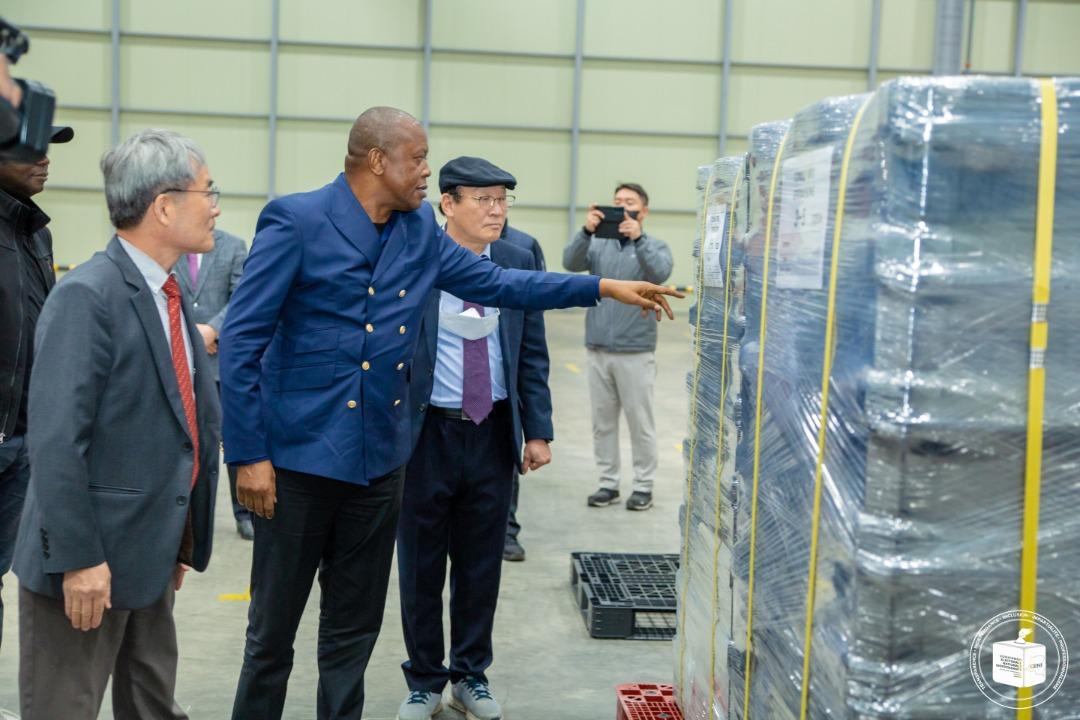 Le président de la CENI lors de sa visite d'inspection à Miru Systems ( Corée du Sud)