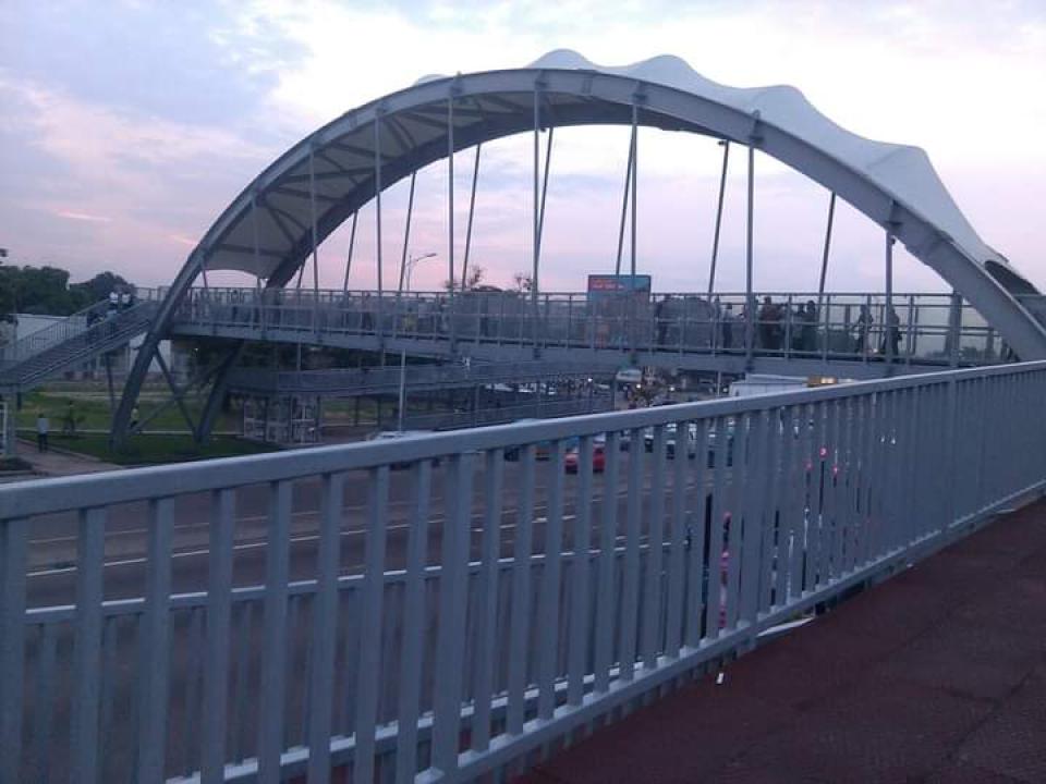 Un des passerelles sur le boulevard Lumumba [Photo d'illustration]