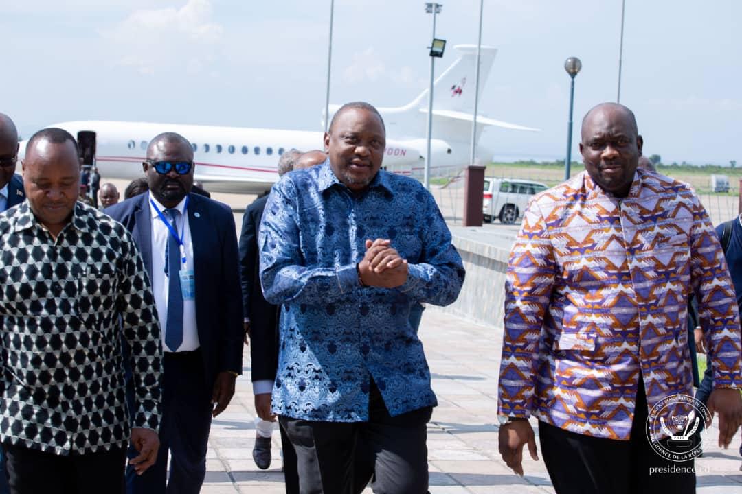 Uhuru Kenyatta, l'ancien président du Kenya (au milieu) à l'aéroport de N'djili après son atterrissage.