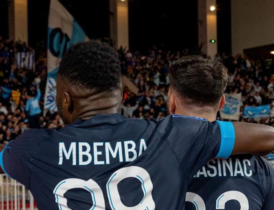 Mbemba en pleine célébration d'un but avec Kolasinac au stade Louis ll de Monaco.