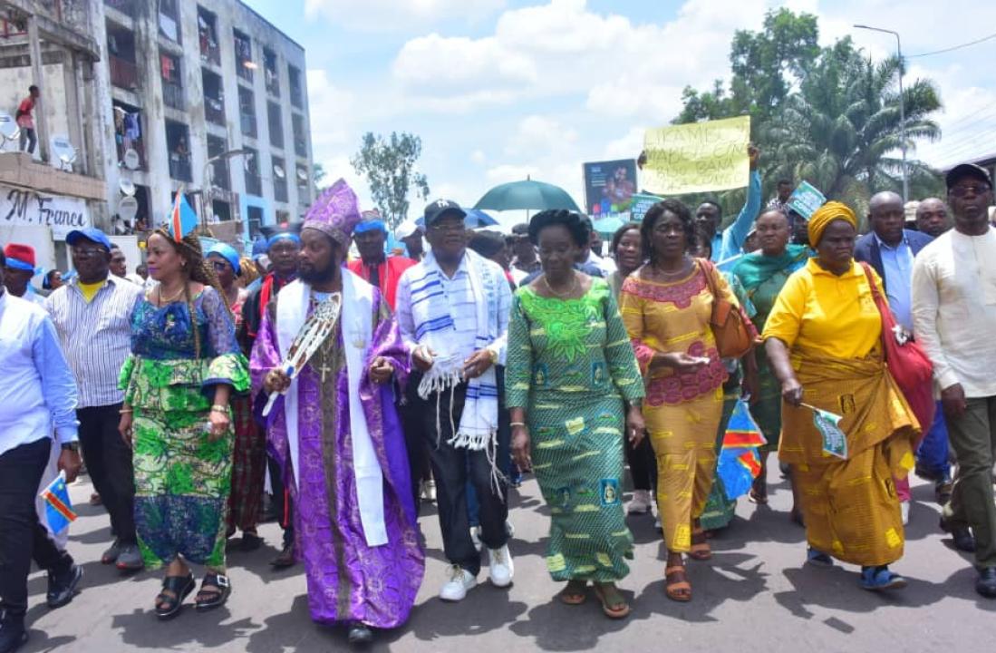 La Princesse Adèle Kayinda Mayina (quatrième personne à gauche) en pleine marche de soutien aux FARDC