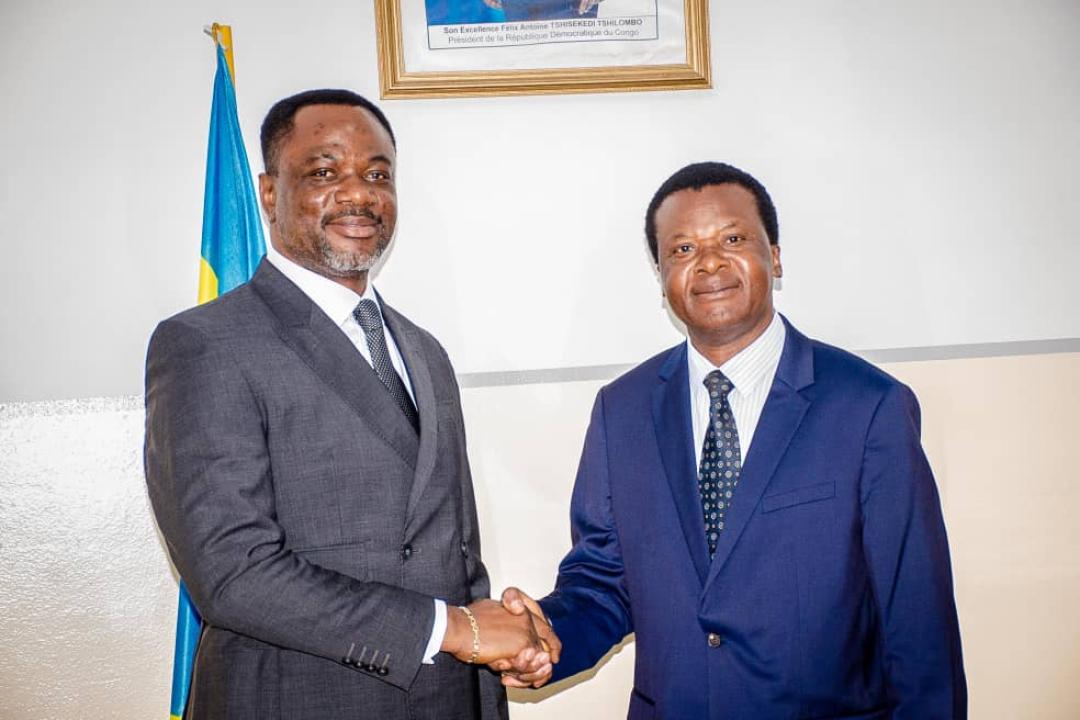 Le Professeur Tony Mwaba, ministre de l'EPST serrant la main à son nouveau Directeur de cabinet, le professeur Bob Tshilombo