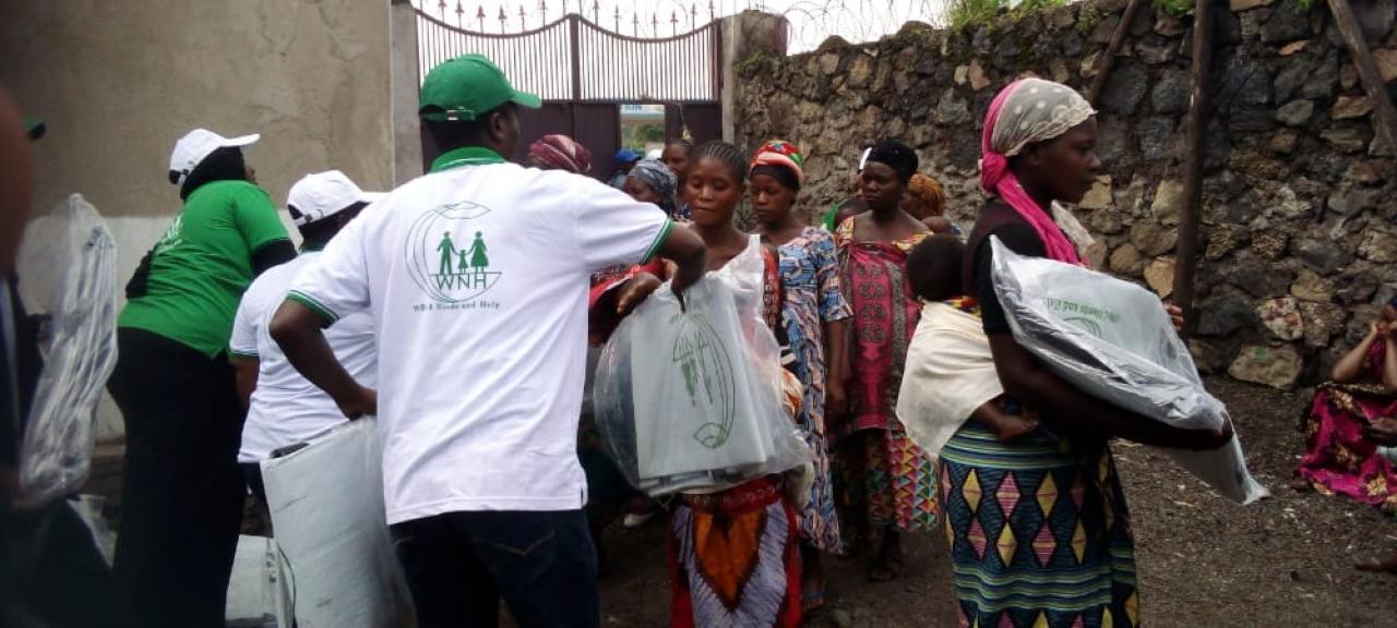 Les déplacés de Kanyaruchinya reçoivent des bâches leur offertes par l'organisation World Needs and Help