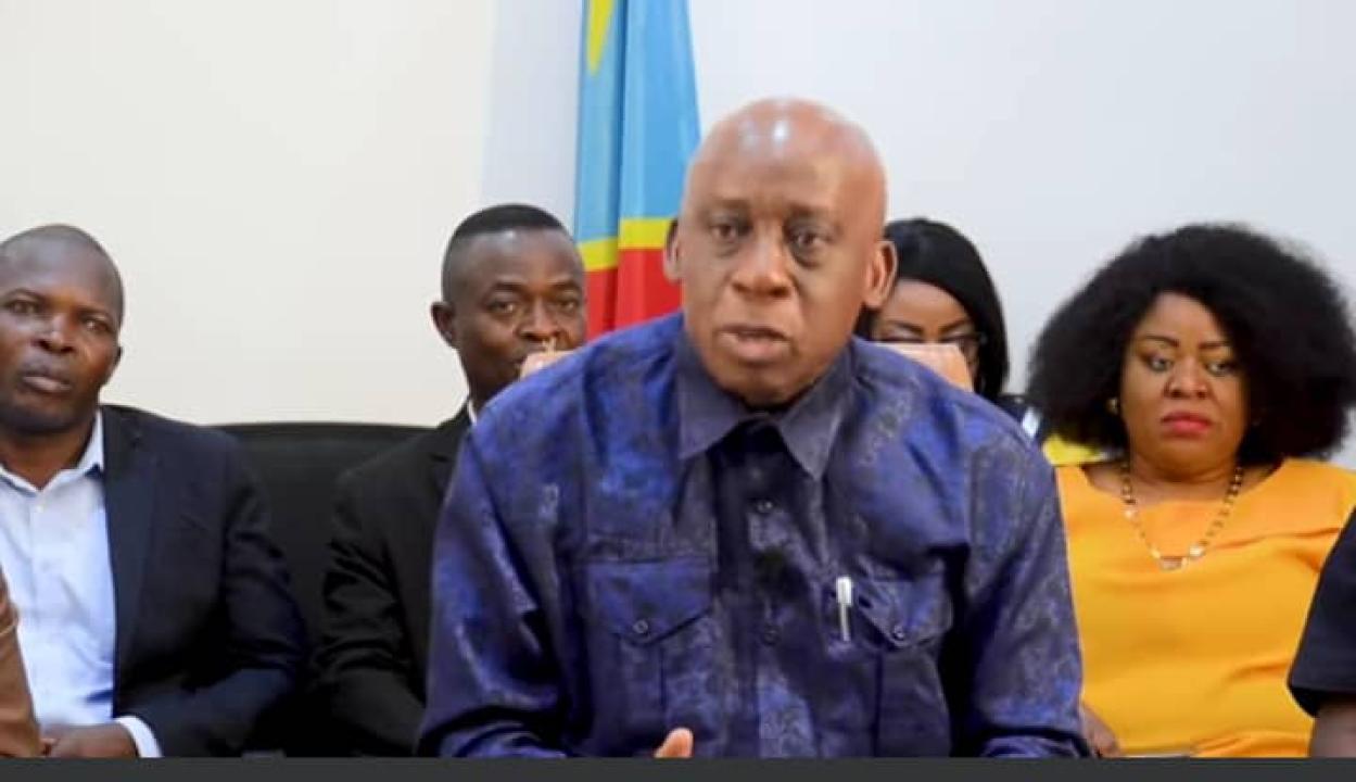 Victor Tumba, Directeur Général de l'Office des voiries et drainage, sur le plateau du magazine télévisé “Pona Ekolo”