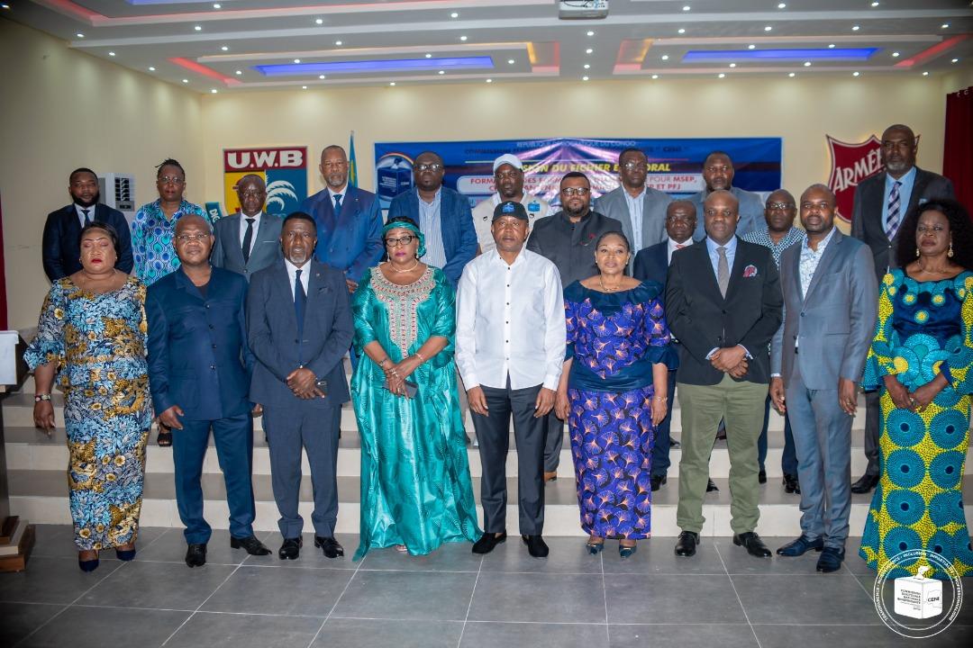 Le président de la CENI, Denis Kadima et le cadres et agents de la centrale électorale lors du lancement, ce dimanche 20 novembre, du niveau 2 de la formation du personnel de la CENI