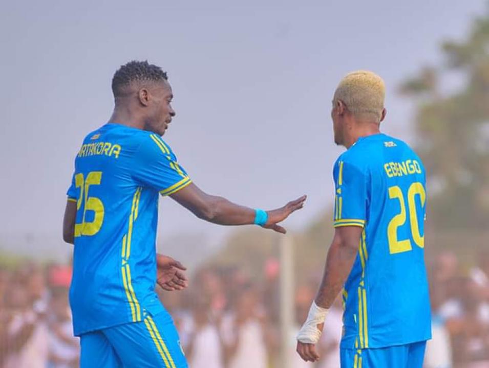 Ciel Ebengo et son coéquipier du FC Saint-Éloi Lupopo, au stade Kikula de Likasi. [Photo d'illustration]