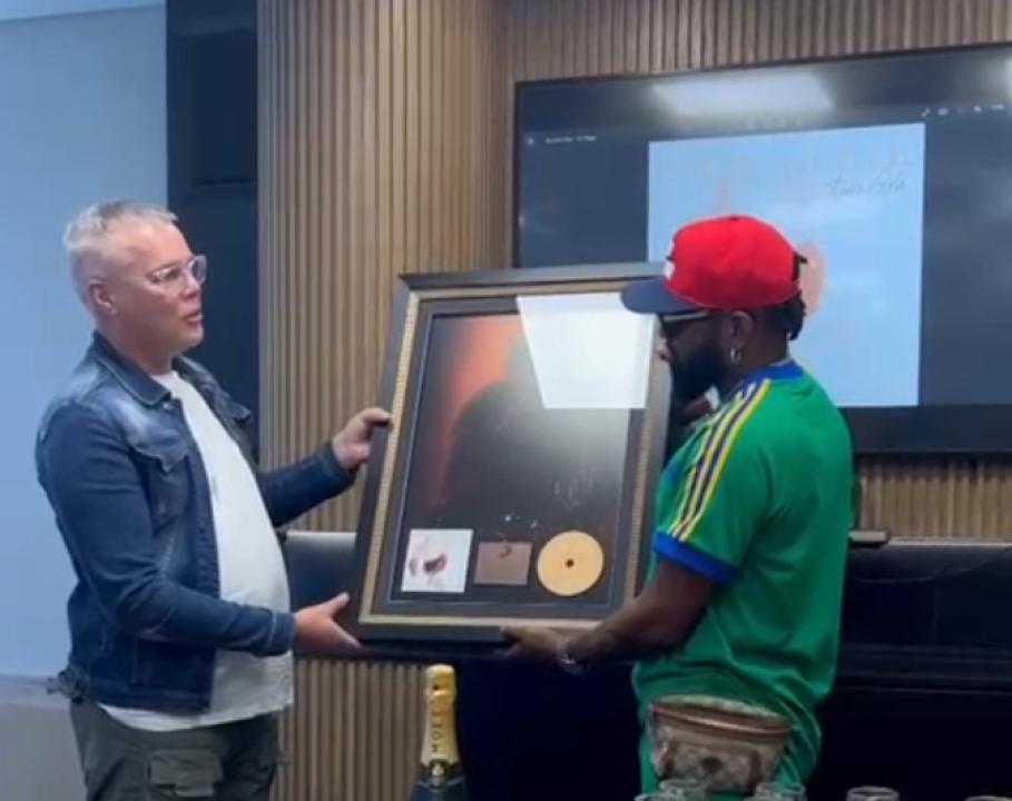 Le Directeur général de Sony music, Sean Watson et Ferré Gola.