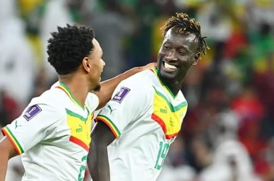 Deux joueurs sénégalais en pleine célébration d'un but face au Qatar.