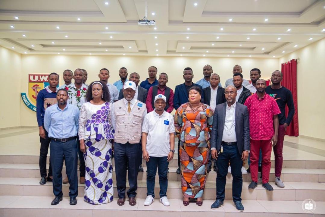 Quelques personnels de la CENI avec le rapporteur, Paul Muhindo à la clôture de la formation du niveau 2