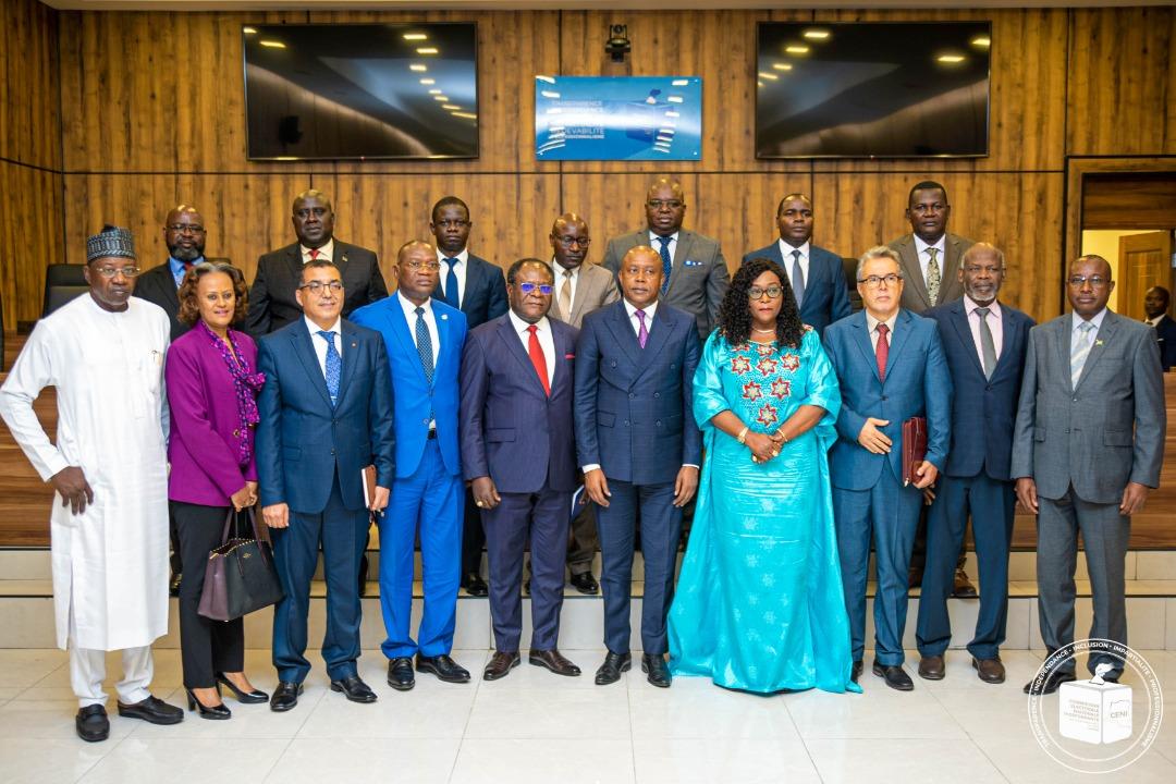 Un groupe d'ambassadeurs africains en RDC pose avec le président de la CENI Denis Kadima et le deuxième vice-président Didi Manara