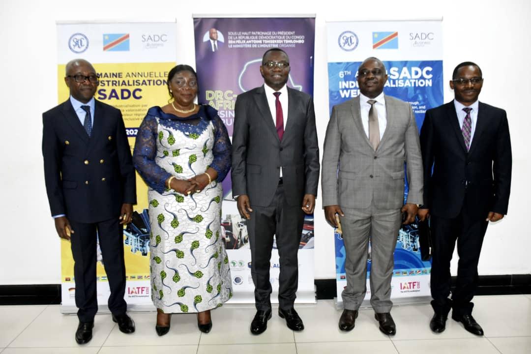 Le ministre de l'industrie Julien Paluku Kahongya entouré des nouveaux animateurs de la DGCDI et de l'AZES