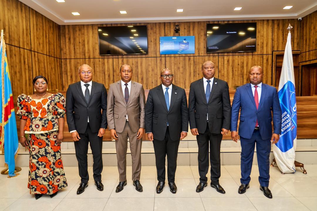 Le Premier ministre, Sama Lukonde pose avec le président de la CENI, Denis Kadima, en présence de deux membres de son cabinet et les deux membres du bureau de la centrale électorale, mardi 20 décembre 2022
