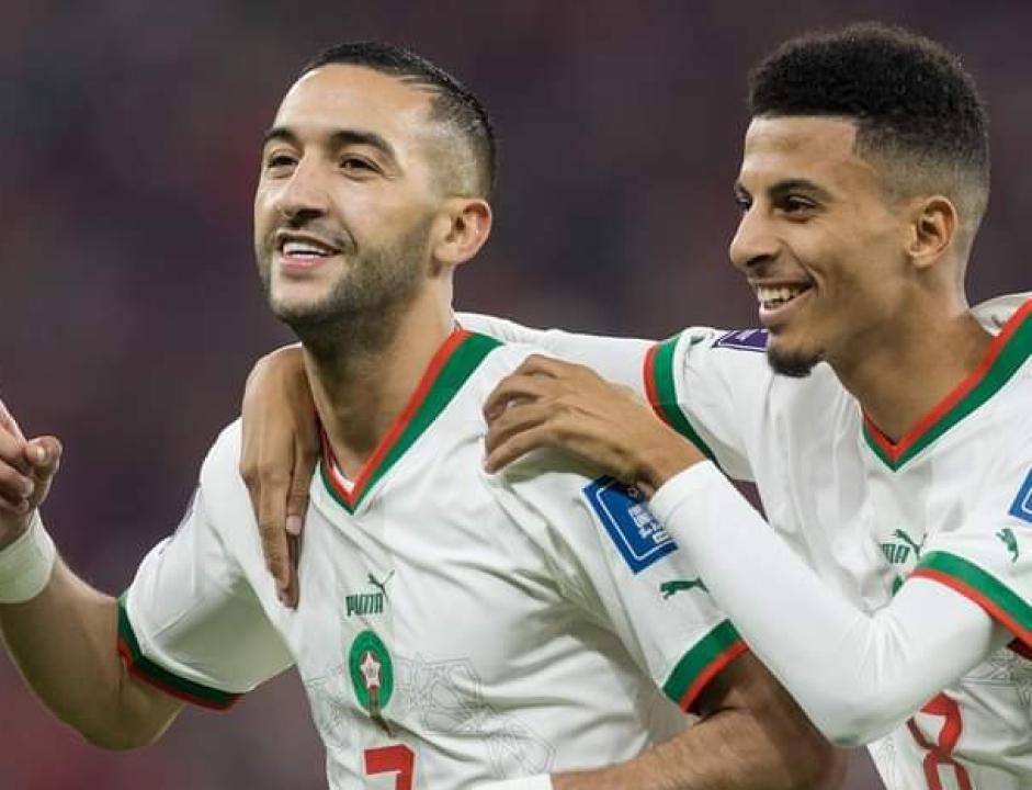 Hakim Ziyech en pleine célébration de son avec l'un ses coéquipiers.
