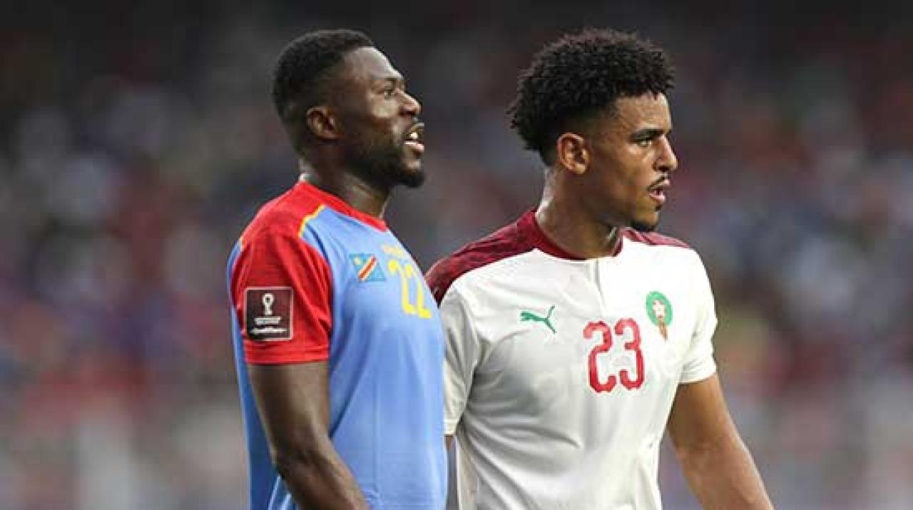 Le défenseur congolais, Chancel Mbemba et un joueur marocain lors du barrage aller de Coupe du Monde Qatar 2022.