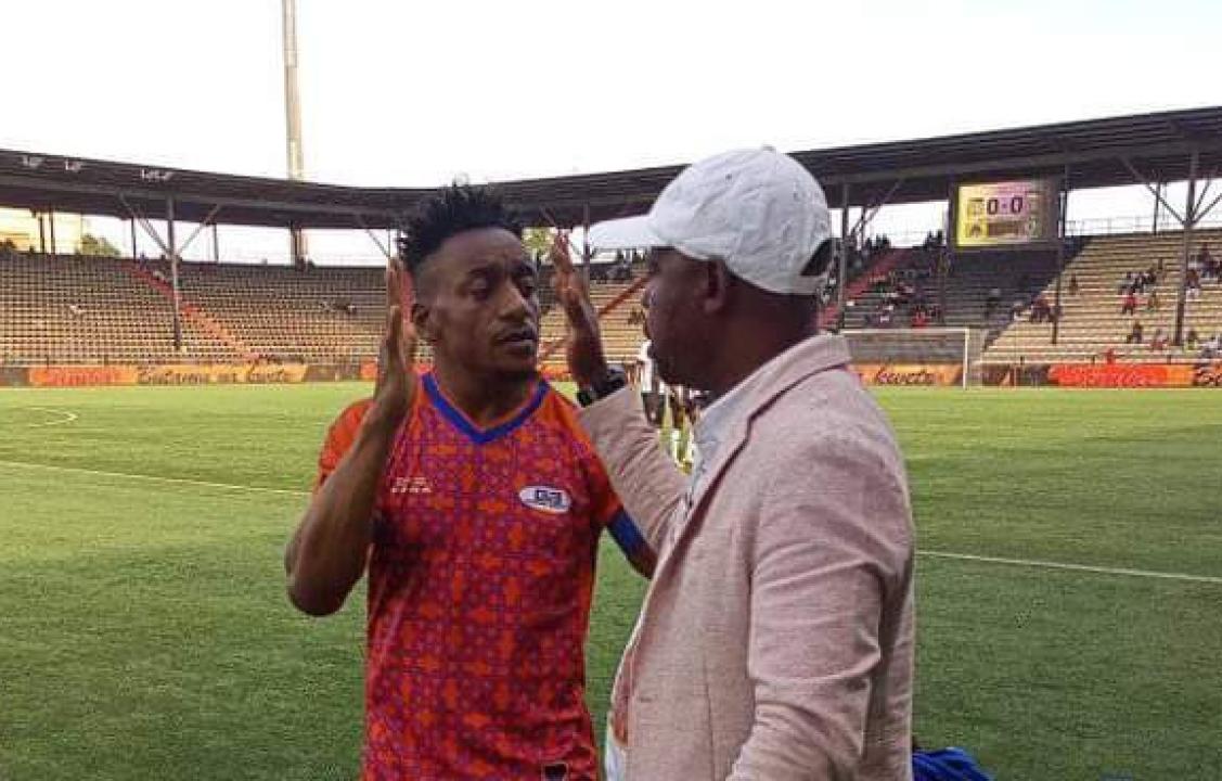 Ley Matampi et l'entraîneur de la JSG Bazano, au stade TP Mazembe de Kamalondo.