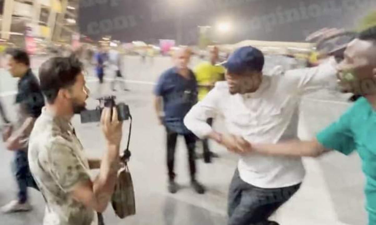 Samuel Eto'o agresse le youtubeur algérien Sadouni SM à Doha.