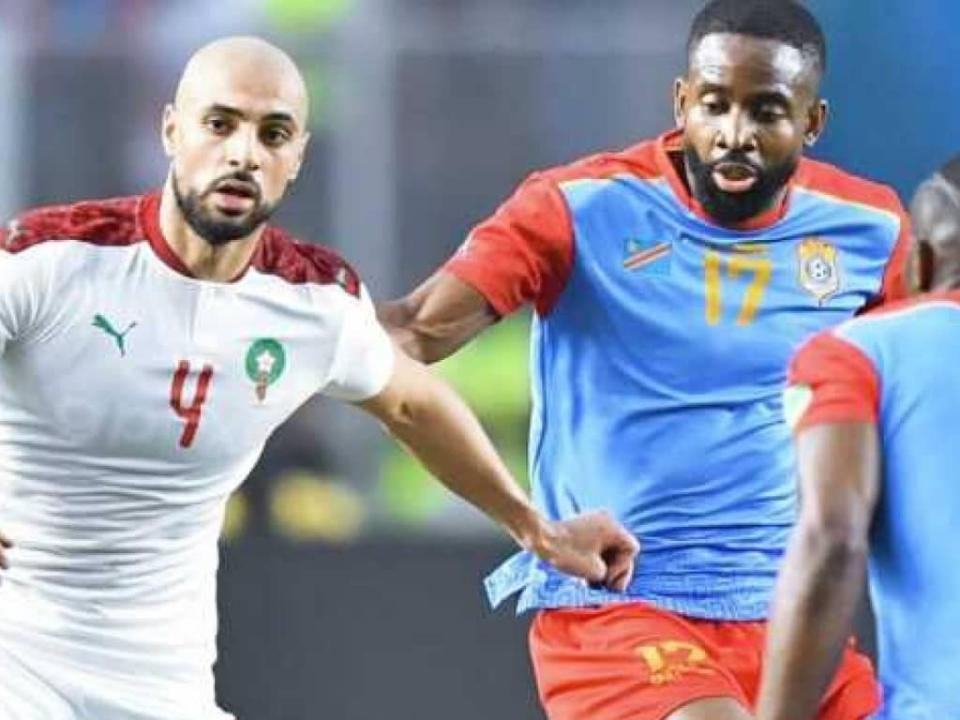 Le milieu de terrain marocain, Amrabat en duel avec Cédric Bakambu et Edo Kayembe, lors du barrage aller du mondial 2022.
