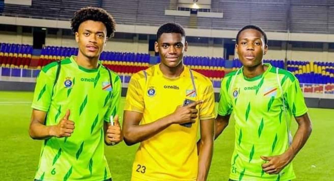 Trois Léopards U20 lors d'une séance d'entraînement au stade des martyrs de Kinshasa.