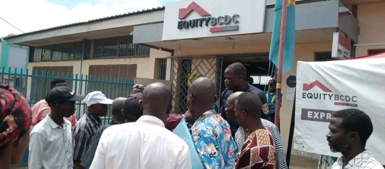 Les agents et cadres de l' Assemblée Provinciale du Kasaï en sit-in devant Equity Bank