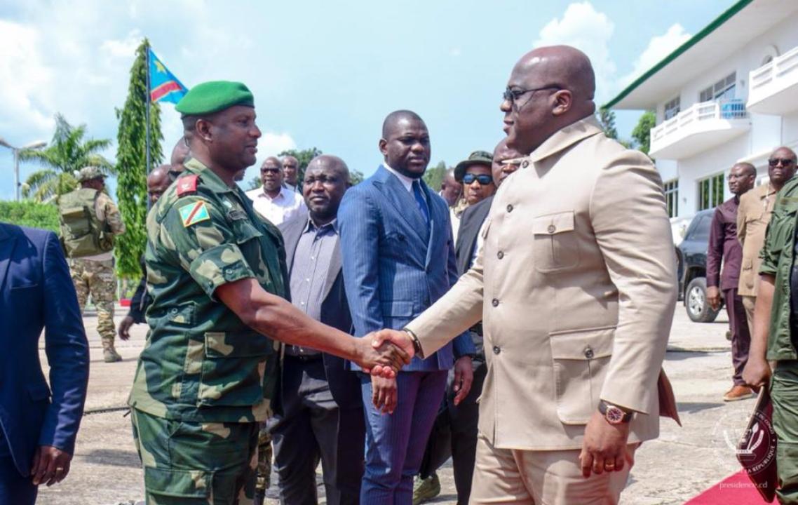 Le chef de l'État, Félix Tshisekedi acceuilli, ce jeudi 08 décembre, à son arrivée par les formateurs de nouvelles recrues de l'armée à la base de Kitona ( Kongo central)