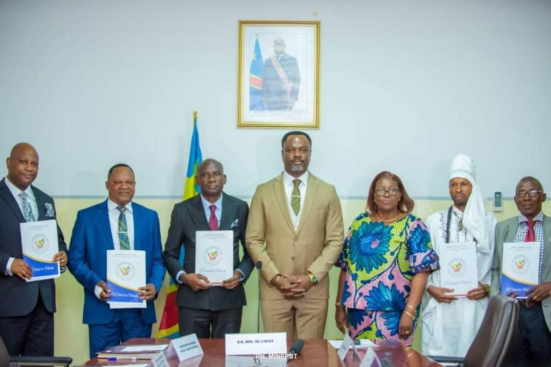 Le ministre de l'EPST Tony Mwaba lors de la signature d'une nouvelle convention scolaire avec 5 confessions religieuses