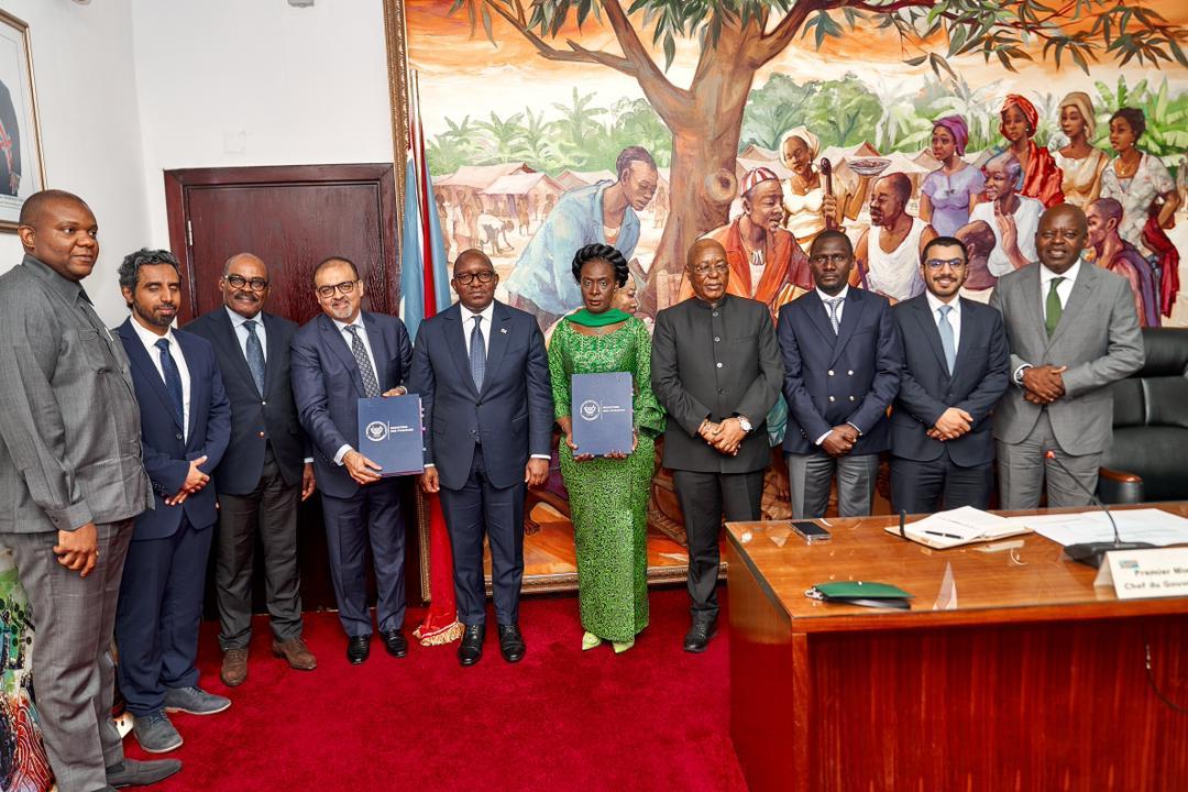 Photo de famille après la signature d'un contrat de partenariat entre les Emirats Arabes Unis et la RDC sous la supervision du Premier ministre, Sama Lukonde, samedi 10 décembre