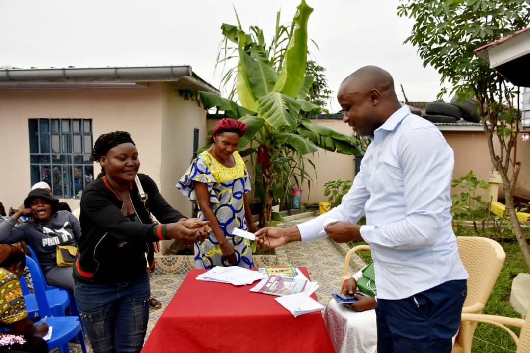 Le Président de la Fondation Obed Kambale distribue les cartes d'adhésion aux femmes leaders de Ngaliema