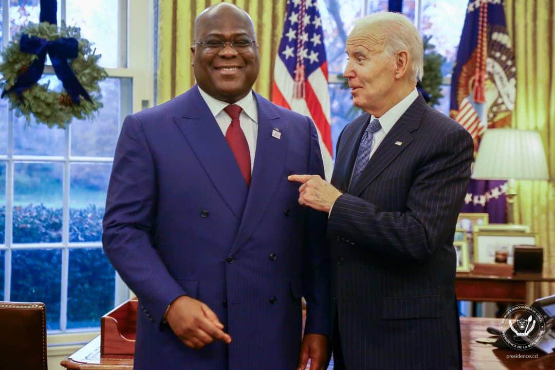 Le président de la RDC Félix Tshisekedi et son homologue américain Joe Biden dans le bureau ovale à Washington, mercredi 14 décembre 2022