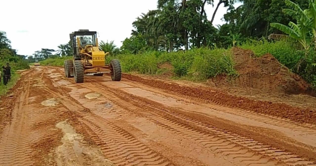 Un engin de l'entreprise chinoise Crec7 en plein assainissement de la route Kananga-Kalamba Mbuji. Photo de 2021 prise par Opinion-info