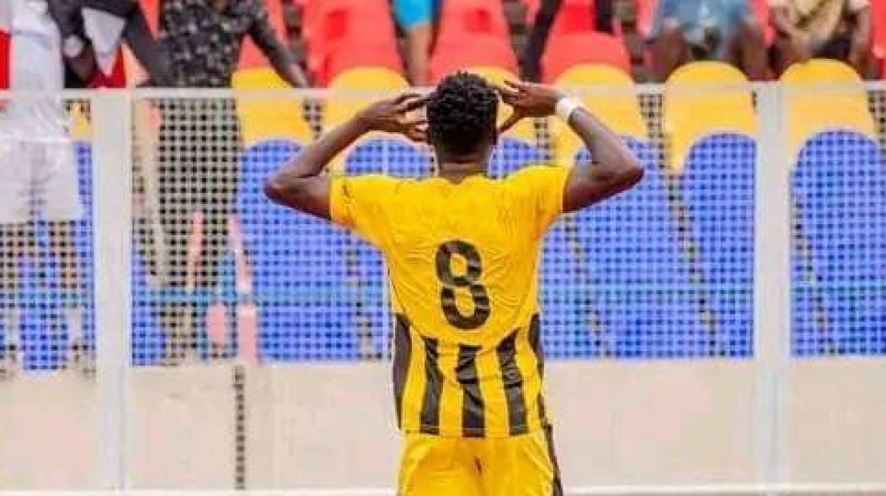 Le milieu de terrain de l'AS VClub, Merveille Kikasa en pleine célébration d'un but avec les supporters. [Photo d'illustration]