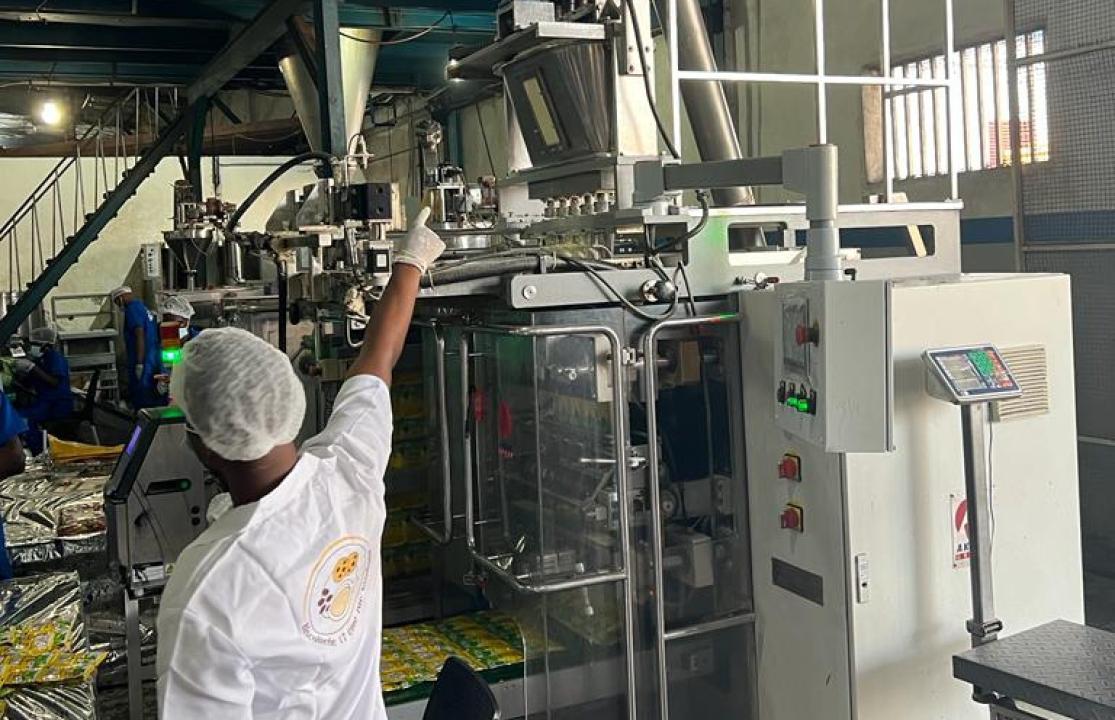 Un agent de Golden Milk travaillant dans la salle des machines et de vérification de la qualité