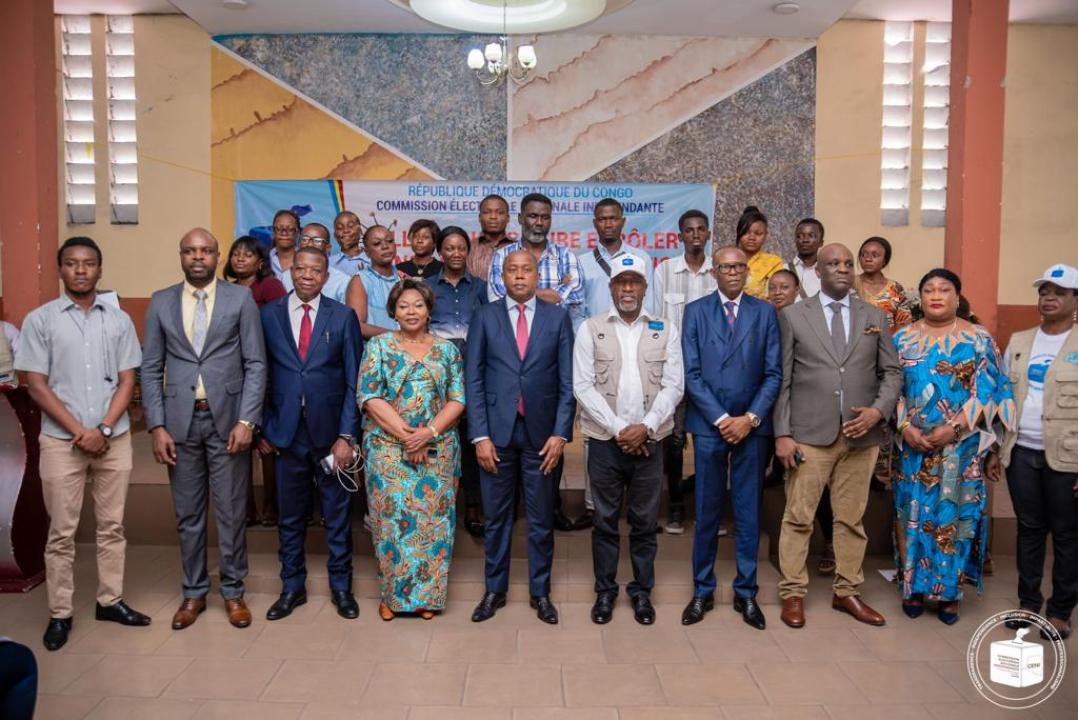 Le président de la CENI, Denis Kadima et quelques participants au niveau 4 dea cascade de formation du personnel dans l'aire opérationnelle 1