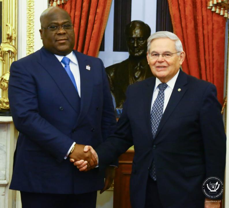 Le Président de la RDC Félix Tshisekedi et le sénateur américain Bob Mendez à Washington, jeudi 15 décembre