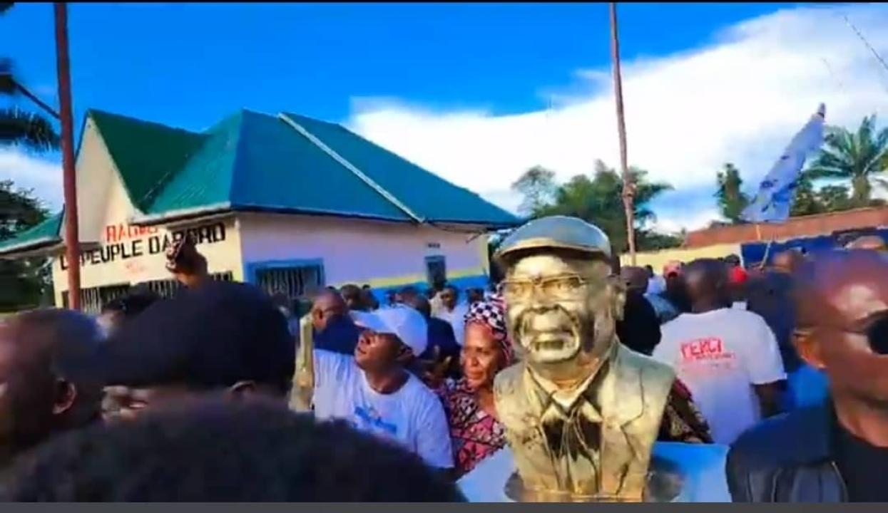 Le buste d'Étienne Tshisekedi posé devant la Radio Udps à Tshilenge