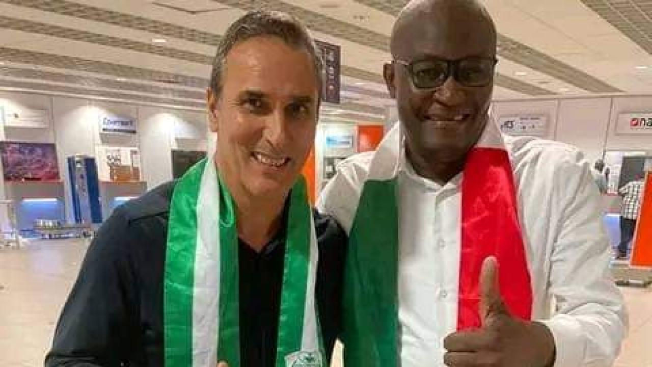 L'entraîneur portugais, Joao Mota et le manager du DCMP, Roger Lukaku.