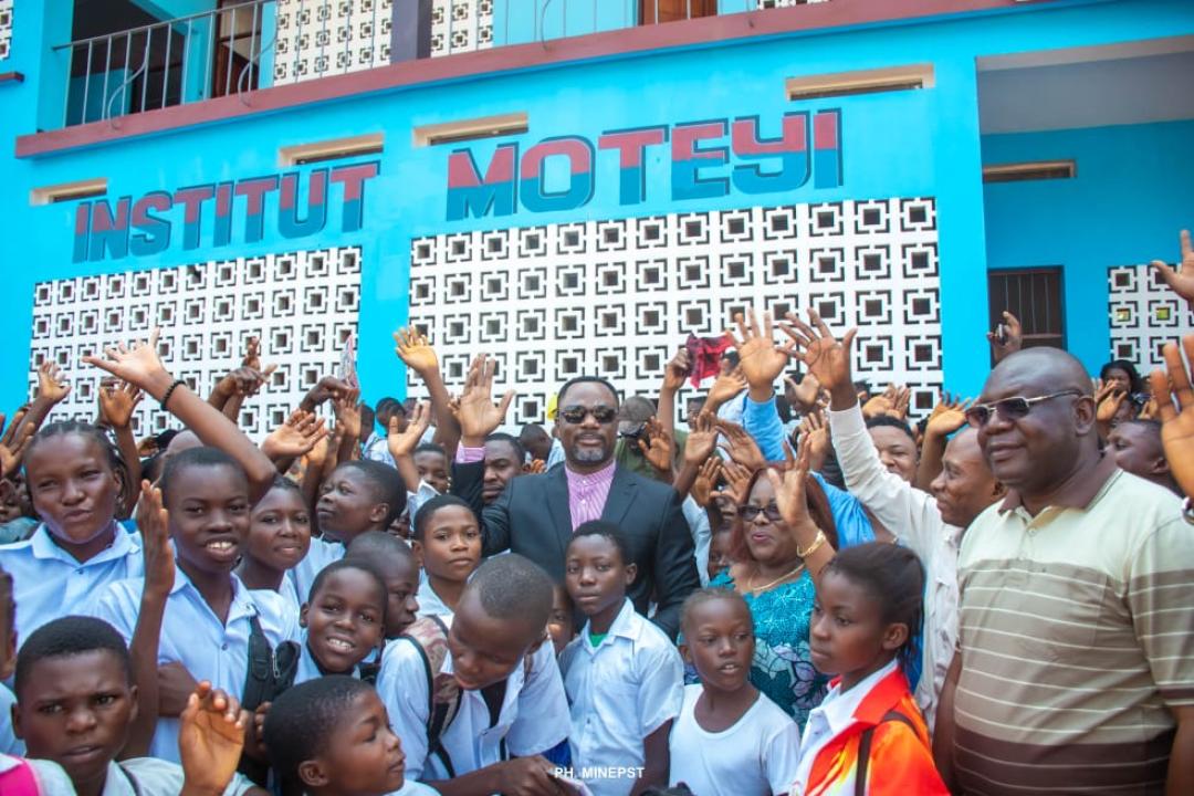 Le ministre Tony Mwaba au milieu des élèves de l'institut Moteyi de Mbandaka complètement rénové