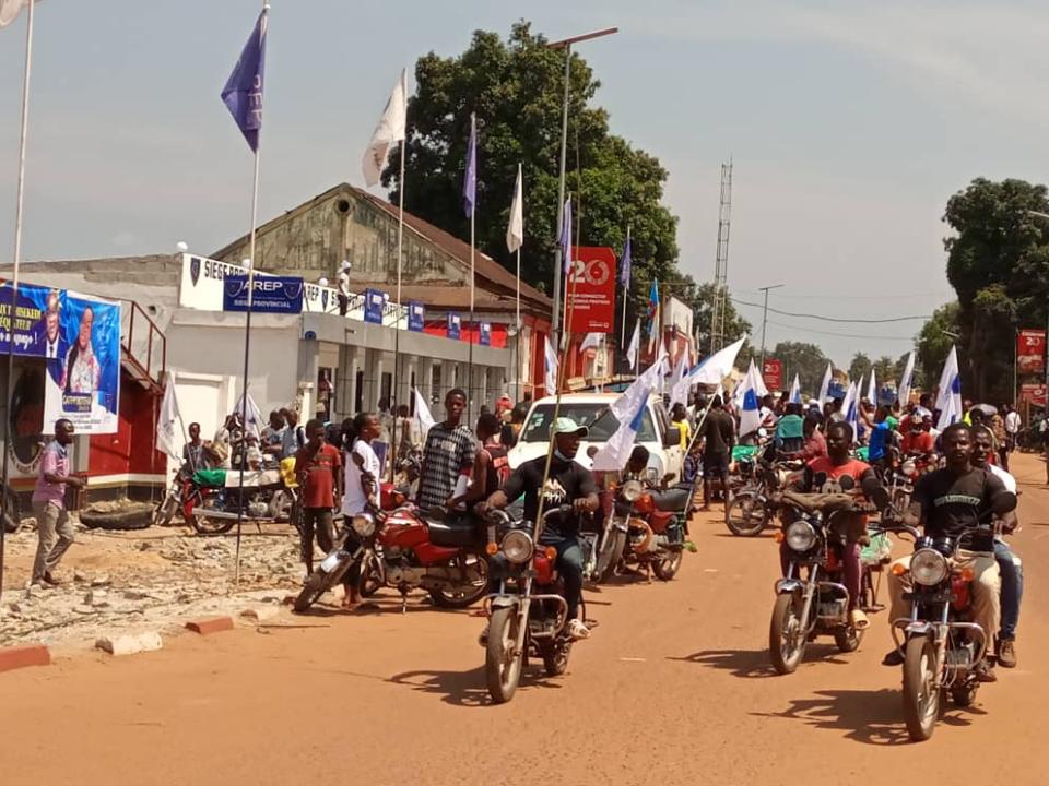 La jeunesse du parti AREP, parti cher à Guy Loando, en pleine mobilisation sur les rues de Mbandaka