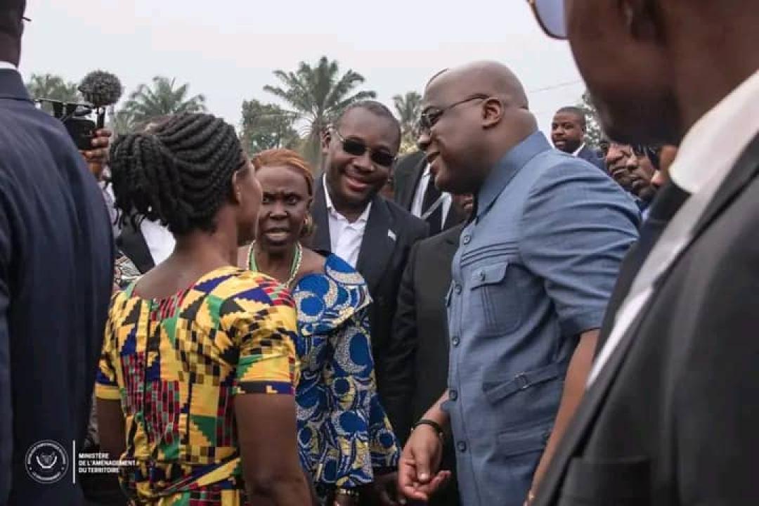 Accompagné du ministre d'État Guy Loando Mboyo, le chef de l'État Félix Tshisekedi écoute attentivement les préoccupations d'une frange de la population de Mbandaka