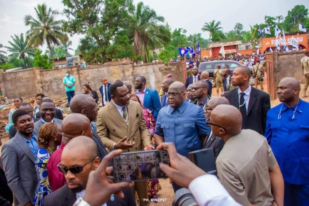 Le Président Félix Tshisekedi écoute avec attention les explications du ministre de l'EPST Tony Mwaba Kazadi