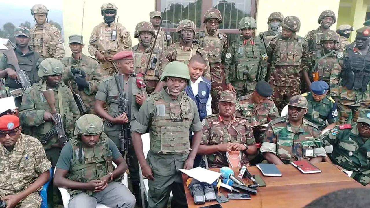 Les rebelles du M23 entouré ici par la force régionale de l'EAC à kibumba dans un point de presse annonçant leur départ
