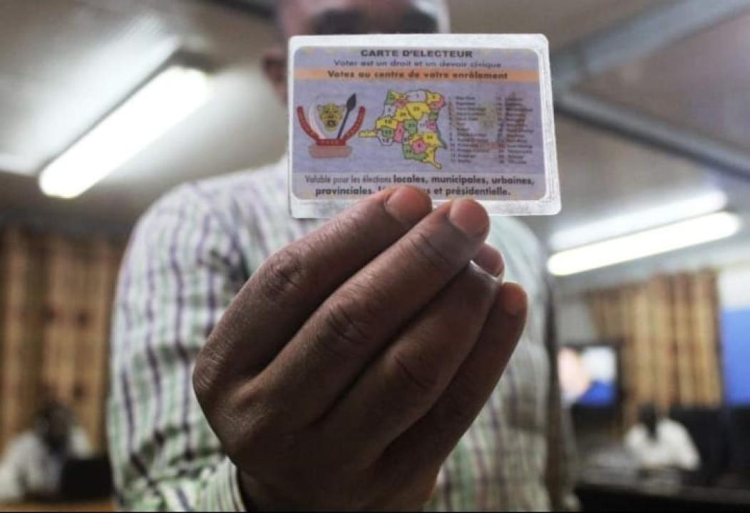 Présentation de la carte d'électeur de 2017 en RDC [Photo d'illustration]