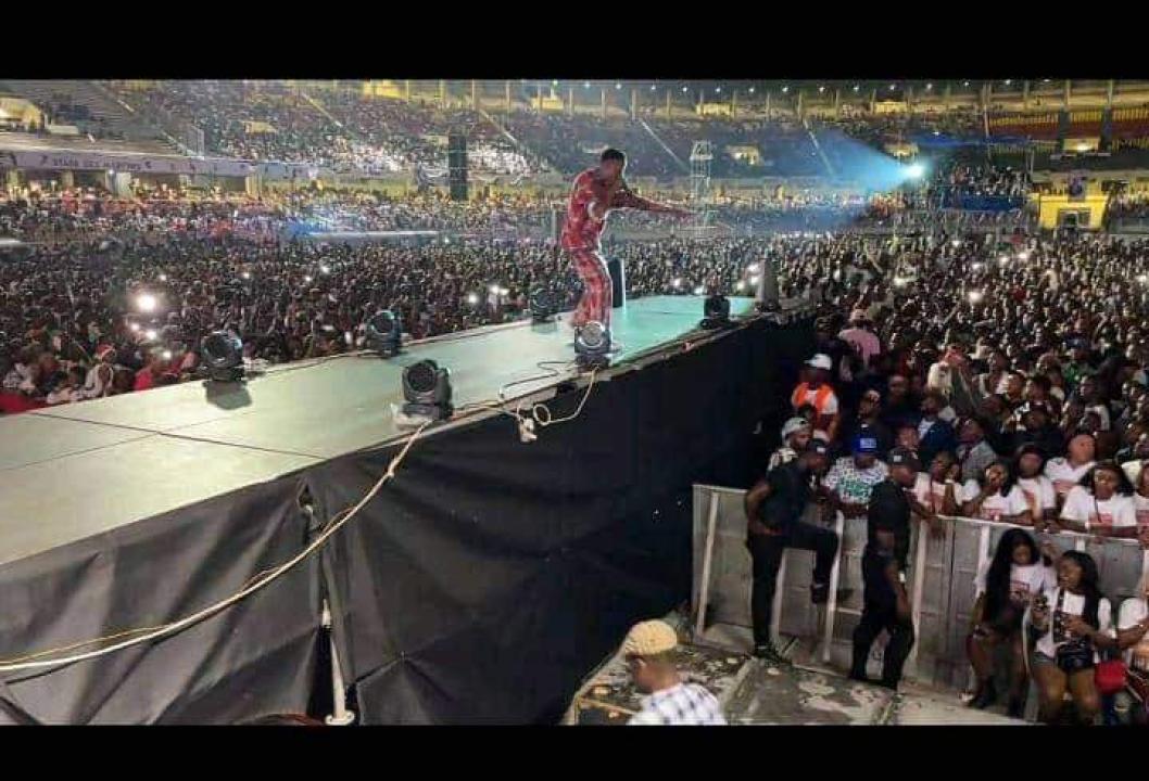 L'artiste musicien Héritier Watanabe lors de sa production au stade des martyrs, dimanche 25 décembre