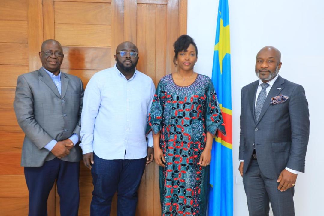 Sandrine Ngalula Mubenga, DG de l'ARE pose avec les membres de la délégation de l'USAID Power Africa