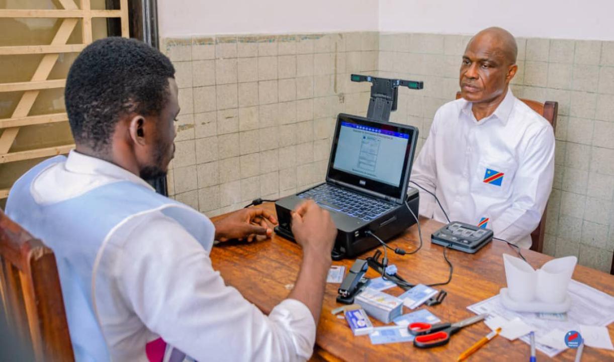 Martin Fayulu entrain de se faire enrôler à l'Institut de la Gombe